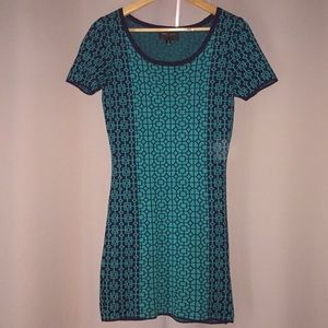 Short sleeve geometric print sweater dress